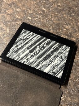Čtečka knih Amazon Kindle Oasis 8th. gen 4 GB + obal - 4