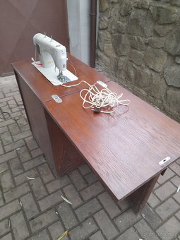 Starý šicí stroj - 4