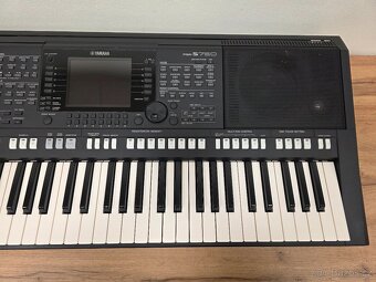 Yamaha PSR-S750 - 4