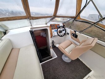Pěkný Cruiser Bayliner 2155 s dieselovým motorem - 4