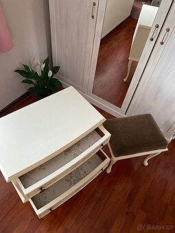 Zrenovovaná šuplíková komoda, noční stolek - 4