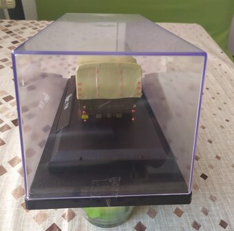 Praga V3S 1:43 ve vitrínce. - 4