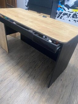 Psací stůl, komoda, vestavná skříň - 4