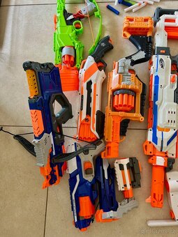 Sbírka dětských pistolí NERF včetně nábojů - 4