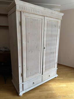 Celomasivní šatní skříň Tampere, borovice, antik - 4