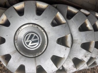 4x plecháče 15” VW s poklicemi VW a zimními pneu - 4