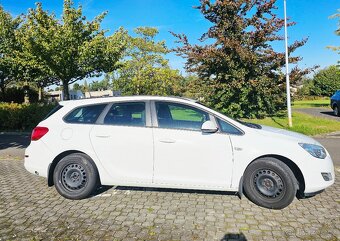 OPEL ASTRA J 2012 COMBI 1.6 + PLYN TAŽNÉ - 4