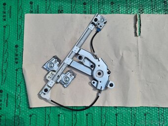 spouštěč skla zadní levý (stahovačka) bez motoru Škoda Octav - 4
