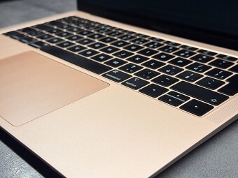 MacBook Air 13” (2019, Intel) – zlatý – originální krabice + - 4