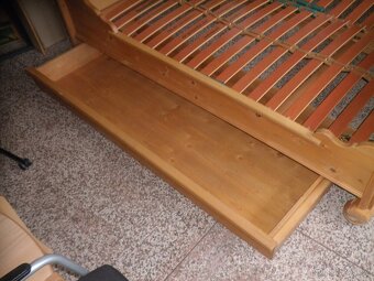 Dřevěná manželská postel s rošty - 4