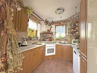 Rodinný dům 4 + kk s fotovoltaikou a zahradou 597 m², lokali - 4