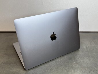 Macbook Pro 13" 2019 / I5 / 16GB / 256GB / Space gray
- 4