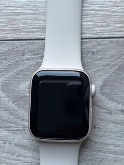 Apple Watch SE (2022) 40 mm Cellular bílý hliník s bílým řem - 4