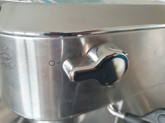 Pákový kávovar Delonghi Dedica EC680 - 4