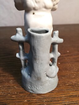 1900 značená porcelánová vázička soška chlapec - 4
