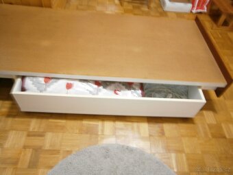 POSTEL A NOČNÍ STOLEK - 4