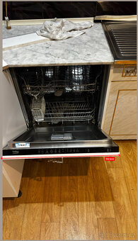 Kuchyňská linka v dekoru mramoru se dřezem a spotřebiči - 4