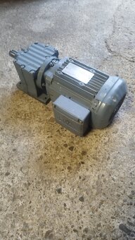 Prodám elektromotor s převodovkou - 4