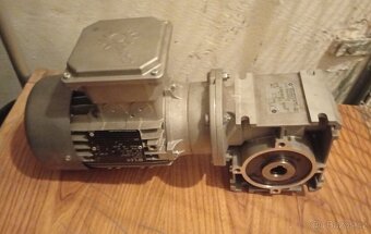 Elektromotor s převodovkou - 4