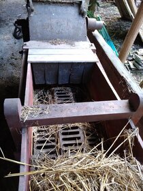Starý zemědělský stroj - mlátička slamy - 4