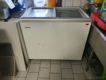 Prodám pultový prosklený mrazák - 4