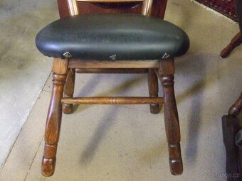 Masivní stůl s osmi židlemi - 4