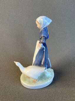 Royal Copenhagen Kodaň Soška Dívka s husou 18 cm - 4
