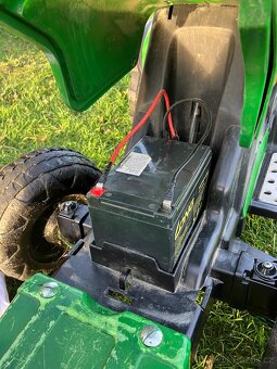 Traktor John deer s vlečkou na aku baterie 12V - 4