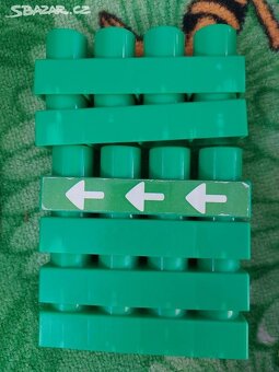 Stavebnicový "lego" stoleček s autíčky - 4
