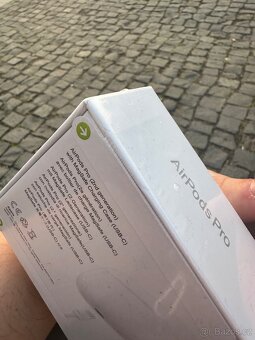AirPods - 4