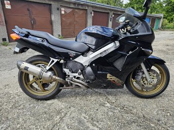 Honda VFR 800 FI RC46 - 4
