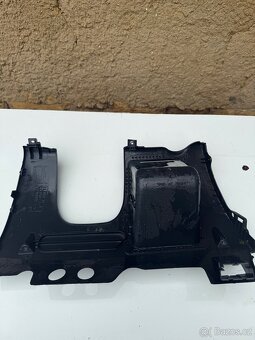 Prodám plastový málu kufr, pod volantem, na Škoda Octavia 2. - 4