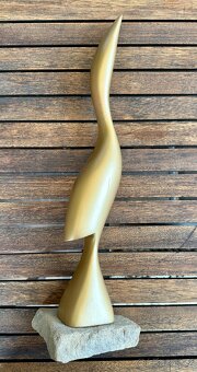 Soška skulptura zlatá volavka dřevěná na kameni TOP kousek - 4