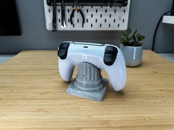 Stojánek/držák na ovladač PS5 Dualsense - antický sloup - 4