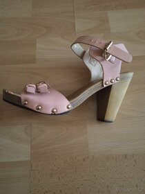 Růžové sandálky na podpatku - 4