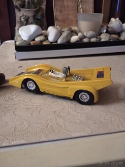 Auto McLaren na autodráhu ites tmavě zluta - 4