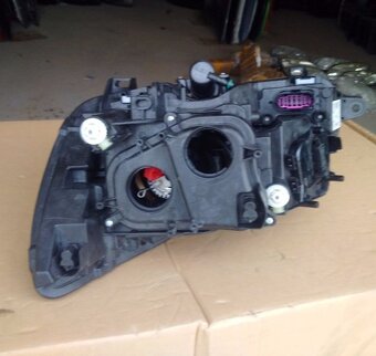 pravy svetlo xenon bi-xenon skoda superb 2 II lift - 4