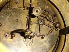 Bronzové, krbový hodiny a 2 svícny s dekorem - vinná réva - 4