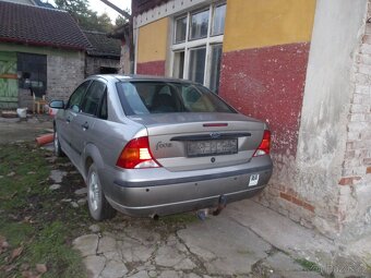 Ford Focus sedan benzín - 4