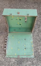 starší rozvodná elektro skříň - 4