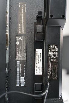Dell U2212HMc K dispozici je 6 takových monitorů. - 4