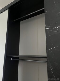 Moderní černá šatní skříň s posuvnými dveřmi a zrcadlem - 4