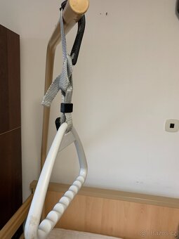 elektrická polohovací postel pro seniory a stolek - 4