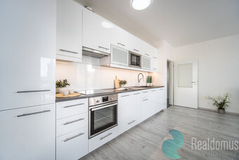 Prodej, byt 2 + KK, 65 m2, balkon, garážové stání, sklep, ul - 4