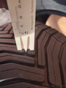 Prodám celoroční (zimní) pneu Michelin 205/55R16 - 4