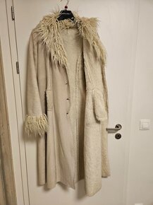 starožitný hrací budík, šaty, kabelka kožená,HRNEČKY - 4