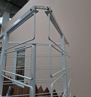 Kovový stojan (žebřík) - 4