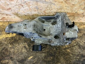 DRŽÁK ALTERNÁTORU A KLIMAKOMPRESORU BMW 3.0D N57D30B - 4