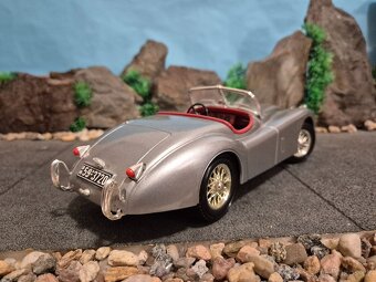 Prodam model 1:18 Jaguar XK 120 - 4
