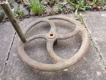 hledám stará litinová kola se srpovými paprsky - 4